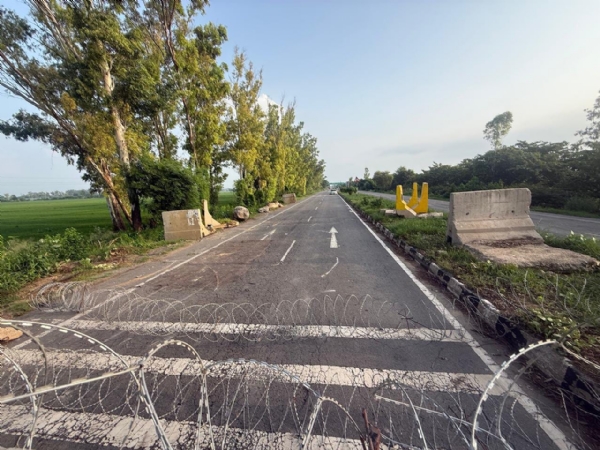 The administration sealed the Khanauri border between Haryana and Punjab. The administration sealed the Khanauri border between Haryana and Punjab.