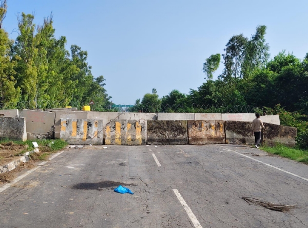The administration sealed the Khanauri border between Haryana and Punjab. The administration sealed the Khanauri border between Haryana and Punjab.