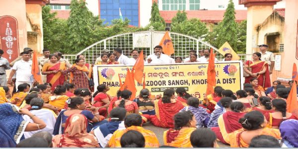 BMS Observes Protest Day Over Workers’ Demands, Submits Memorandum to Khordha Collector