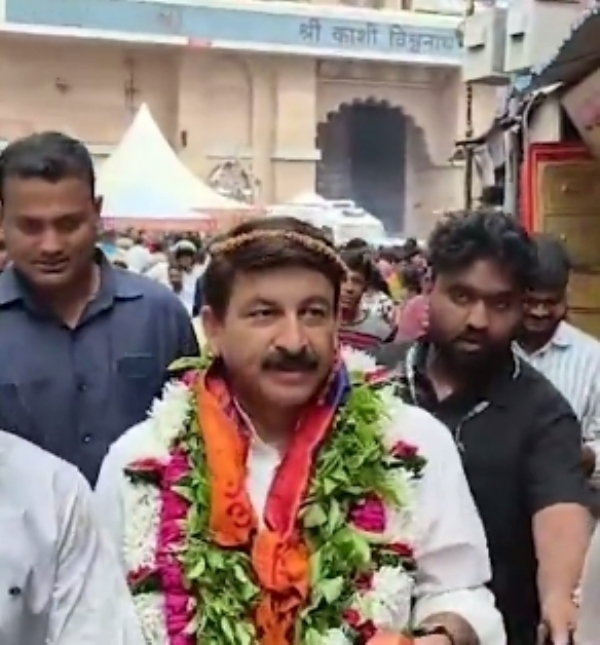 MP Manoj Tiwari visiting Shri Kashi Vishwanath Temple in Varanasi on Tuesday MP Manoj Tiwari visiting Shri Kashi Vishwanath Temple in Varanasi on Tuesday