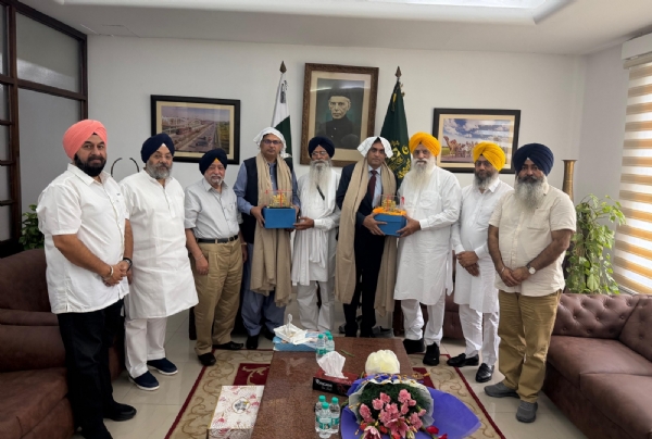 ਪਾਕਿਸਤਾਨ ਹਾਈ ਕਮਿਸ਼ਨ ਦੇ ਅਧਿਕਾਰੀਆਂ ਦਾ ਸਨਮਾਨ ਕਰਦੇ ਹੋਏ ਸ਼੍ਰੋਮਣੀ ਕਮੇਟੀ ਪ੍ਰਧਾਨ ਹਰਜਿੰਦਰ ਸਿੰਘ ਧਾਮੀ ਤੇ ਹੋਰ। ਪਾਕਿਸਤਾਨ ਹਾਈ ਕਮਿਸ਼ਨ ਦੇ ਅਧਿਕਾਰੀਆਂ ਦਾ ਸਨਮਾਨ ਕਰਦੇ ਹੋਏ ਸ਼੍ਰੋਮਣੀ ਕਮੇਟੀ ਪ੍ਰਧਾਨ ਹਰਜਿੰਦਰ ਸਿੰਘ ਧਾਮੀ ਤੇ ਹੋਰ।