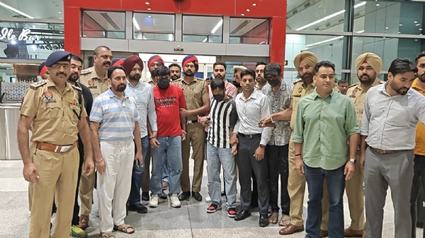 ਦਿੱਲੀ ਏਅਰਪੋਰਟ ਵਿਖੇ ਮੁਲਜ਼ਮਾਂ ਨੂੰ ਹਿਰਾਸਤ ’ਚ ਲੈਂਦੀ ਹੋਈ ਪੰਜਾਬ ਪੁਲਿਸ ਦਿੱਲੀ ਏਅਰਪੋਰਟ ਵਿਖੇ ਮੁਲਜ਼ਮਾਂ ਨੂੰ ਹਿਰਾਸਤ ’ਚ ਲੈਂਦੀ ਹੋਈ ਪੰਜਾਬ ਪੁਲਿਸ