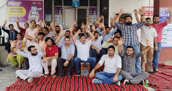 Non-gazetted employees of GMC Kathua start indefinite protest