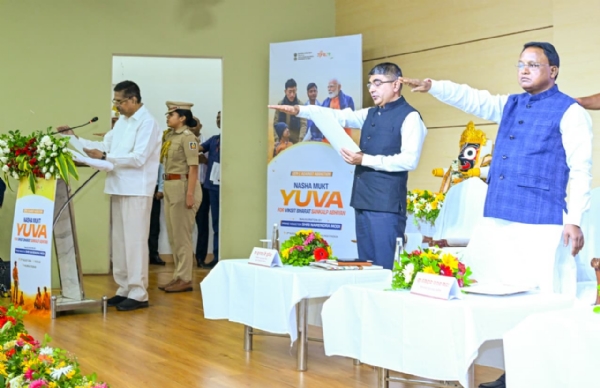 Governor Dr Haribabu Kambhampati, Chief Minister Shri Mohan Charan Majhi and other dignitaries at Nasha Mukt Yuva for Viksit Bharat Sankalp Abhiyan Governor Dr Haribabu Kambhampati, Chief Minister Shri Mohan Charan Majhi and other dignitaries at Nasha Mukt Yuva for Viksit Bharat Sankalp Abhiyan