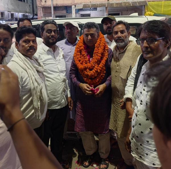 Congress workers gave UP Cong minority cell chief rousing and grand welcome with garlands