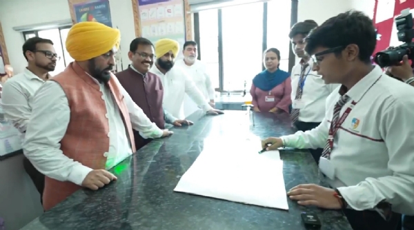 ਵਿਦਿਆਰਥੀਆਂ ਨਾਲ ਗੱਲਬਾਤ ਕਰਦੇ ਹੋਏ ਮੁੱਖ ਮੰਤਰੀ ਭਗਵੰਤ ਸਿੰਘ ਮਾਨ।