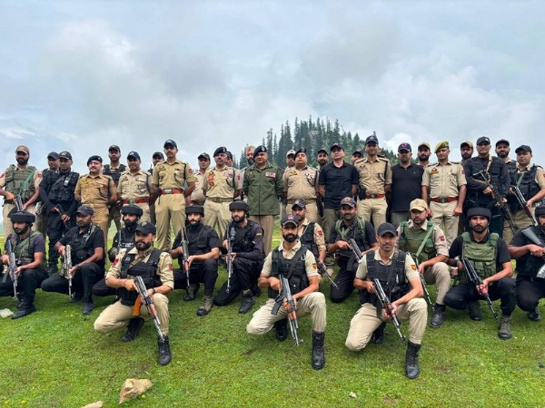 DGP Nalin Prabhat Conducts Operational Review Of Temporary Operating Bases In Pir Panjal