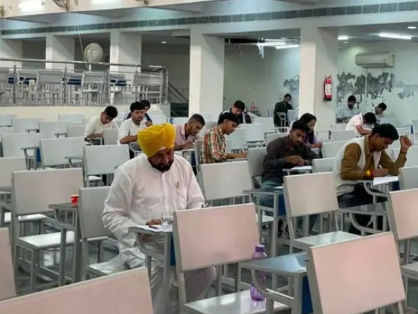 ਪ੍ਰੀਖਿਆ ਦਿੰਦੇ ਹੋਏ ਸਾਬਕਾ ਮੁੱਖ ਮੰਤਰੀ ਅਤੇ ਕਾਂਗਰਸ ਦੇ ਸੰਸਦ ਮੈਂਬਰ ਚਰਨਜੀਤ ਸਿੰਘ ਚੰਨੀ