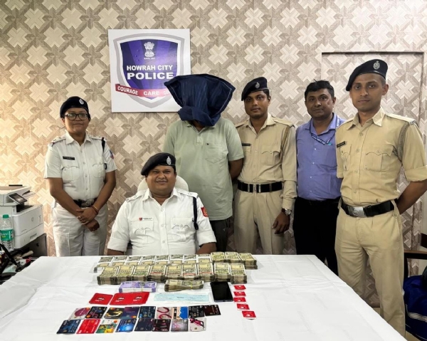 The accused with the police The accused with the police