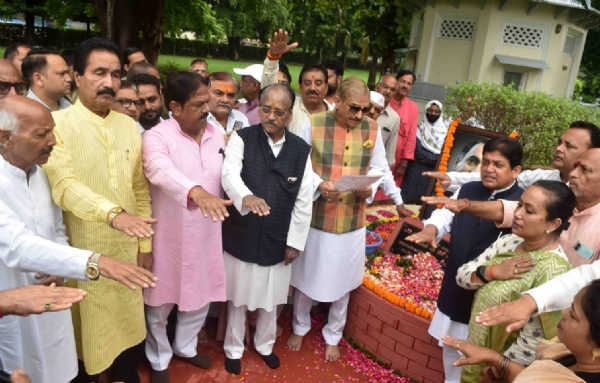 Pramod Tiwari at a Shriddhanjali Sabha organized by the City Congress Committee at Anand Bhawan
