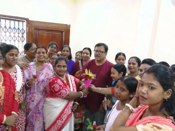 Women thanking BJP MLA with flowers and sweets after receiving Annapurna Bhandar assistance