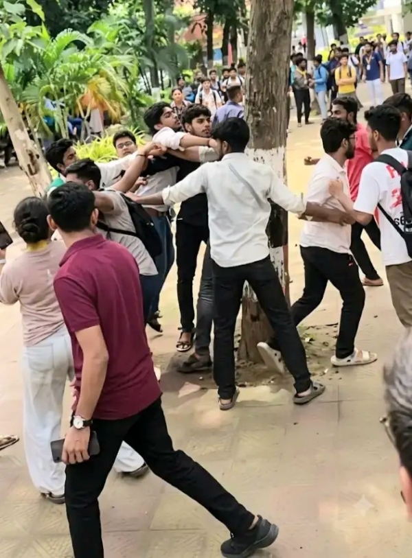 Clash between SFI and ABVP supporters  at Midnapore College