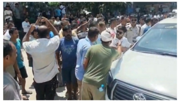 Image of the Protesters Blocking the NH 6 in Assam-Meghalaya Border Area.