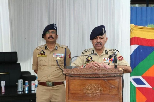 DGP Nalin Prabhat Reviews SOG Preparedness, Interacts With Personnel In Shopian