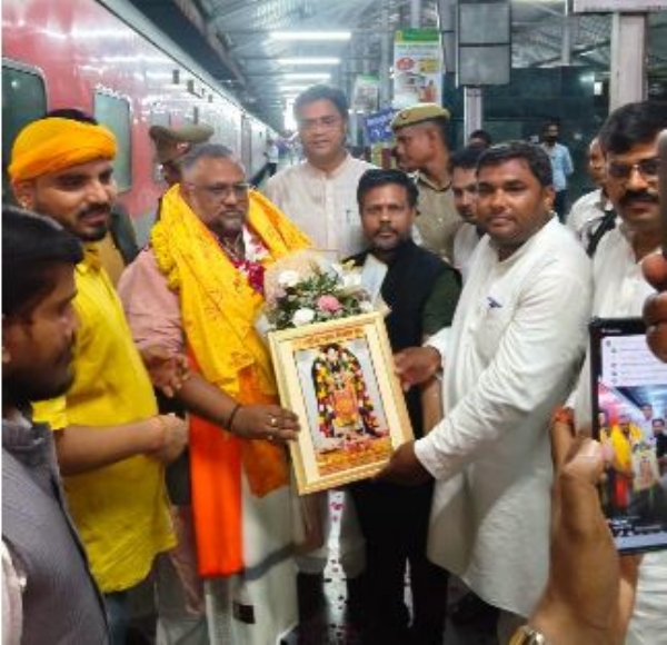 BJP workers welcomed Dr. Pradeep Verma by presenting him with garlands and bouquets
