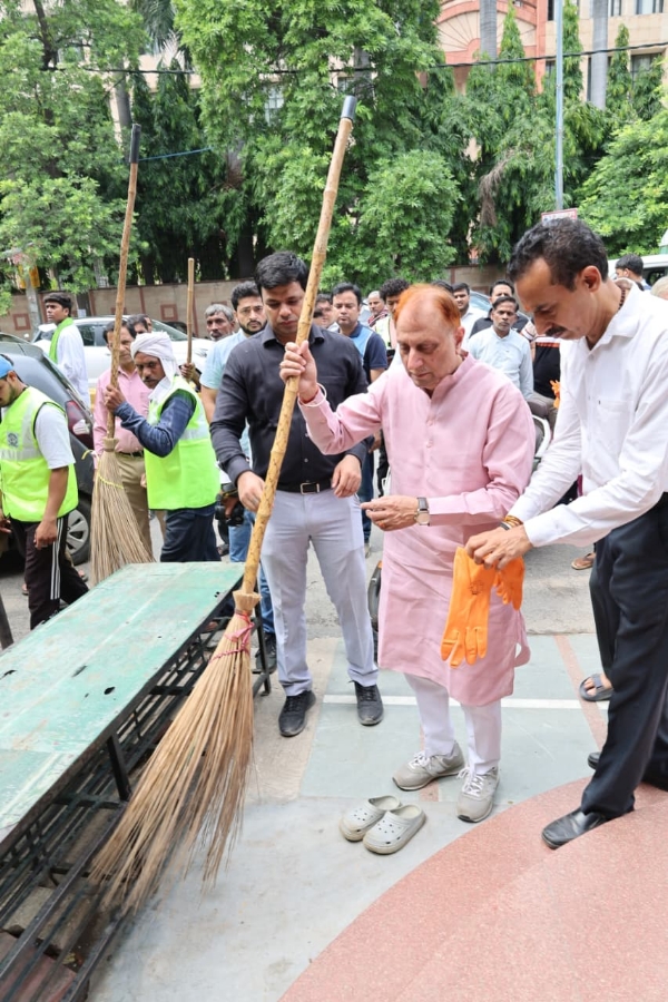 Delhi Mayor Pravesh Wahi