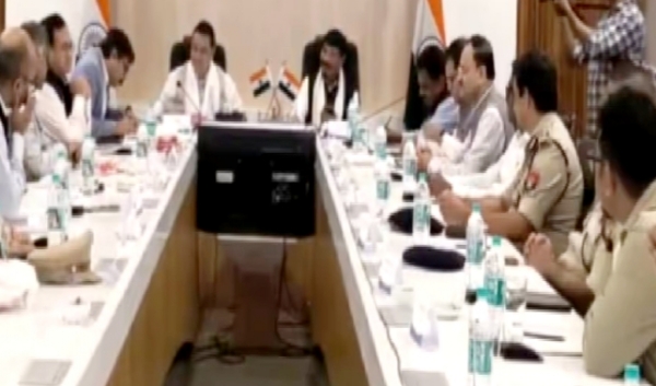 शिलांग हिंसा और जोराबाट को लेकर असम-मेघालय अधिकारियों की उच्चस्तरीय बैठक की तस्वीर। शिलांग हिंसा और जोराबाट को लेकर असम-मेघालय अधिकारियों की उच्चस्तरीय बैठक की तस्वीर।
