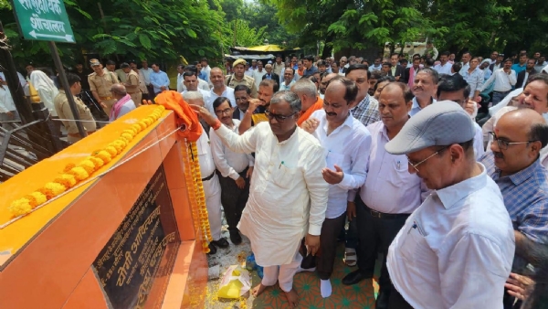 Girish Chandra Yadav laid the foundation stone of 250 meter interlocking and drain construction work