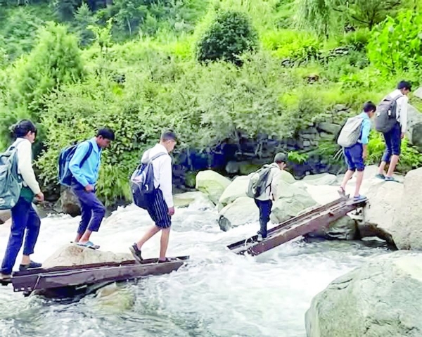 Children risk lives crossing Nallah to reach schools