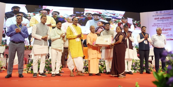 UP CM gave gift of cashless medical facility to 3.54 lakh cooks under PM Poshan Yojana UP CM gave gift of cashless medical facility to 3.54 lakh cooks under PM Poshan Yojana