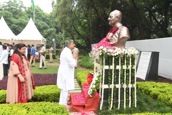 RSS General Secretary Dattatreya Hosabale paying tribute at the statue of Arun Jaitley.