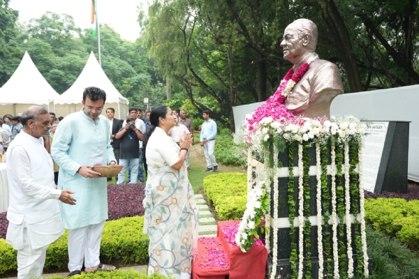 Delhi Chief Minister Rekha Gupta pays floral tribute at the statue of former Union Minister Arun Jaitley at Arun Jaitley Park on Monday on the occasion of his seventh death anniversary.