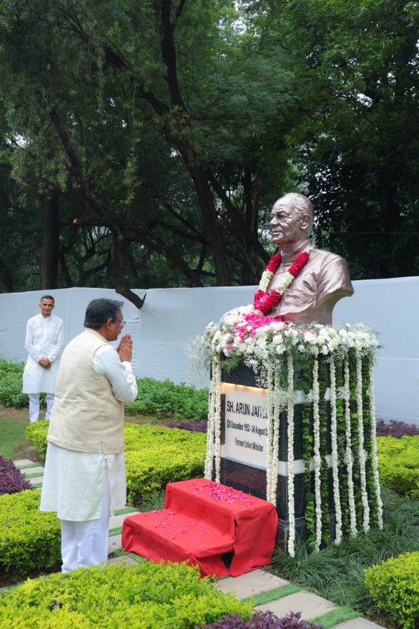 RSS General Secretary Dattatreya Hosabale paying tribute at the statue of Arun Jaitley.