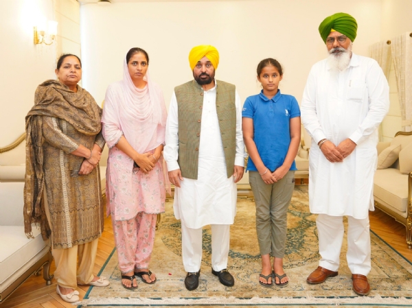 ਗੁਰਜੀਤ ਸਿੰਘ ਤੂਤ ਦੇ ਪਰਿਵਾਰ ਨਾਲ ਮੁਲਾਕਾਤ ਕਰਦੇ ਹੋਏ ਮੁੱਖ ਮੰਤਰੀ ਭਗਵੰਤ ਸਿੰਘ ਮਾਨ ਗੁਰਜੀਤ ਸਿੰਘ ਤੂਤ ਦੇ ਪਰਿਵਾਰ ਨਾਲ ਮੁਲਾਕਾਤ ਕਰਦੇ ਹੋਏ ਮੁੱਖ ਮੰਤਰੀ ਭਗਵੰਤ ਸਿੰਘ ਮਾਨ