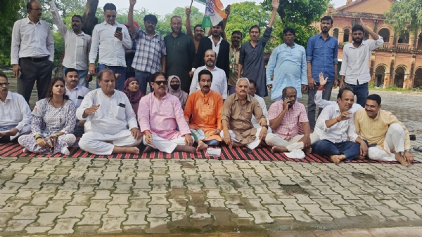 City Congress Committee staged a protest on Monday afternoon at the Dharna Sthal