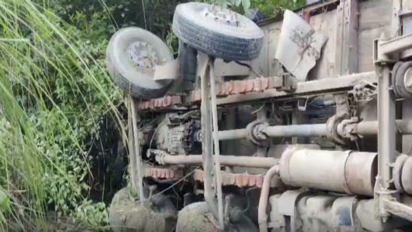 The truck inside the gorge