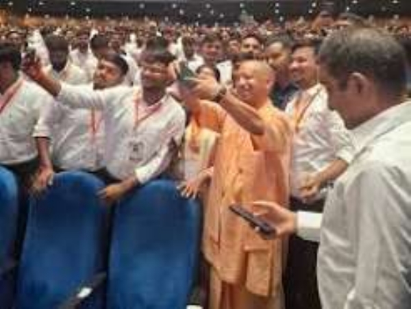 , CM Yogi chatted with the young people in attendance and posed for photographs