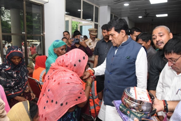 Sanitation workers expressing their affection and trust for minister