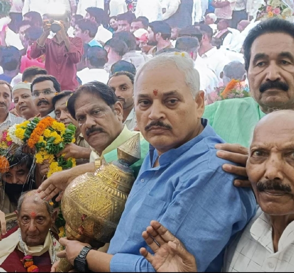 Congress workers reached KP Community Centre and felicitated Kunwar Sahib by garlanding him Congress workers reached KP Community Centre and felicitated Kunwar Sahib by garlanding him