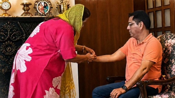 मंत्री अमन अरोड़ा बहन से राखी बंधवाते हुए