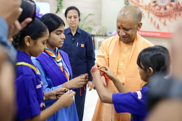 Chief Minister attended the Daughter and Sister - Jewel of UP Snehbandhan program on Friday