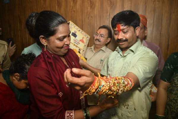 Rakshabandhan celebrations held at Police Lines and party office in Mutthiganj