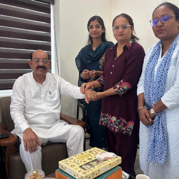 कैबिनेट मंत्री मोहिंदर भगत  राखी बंधवाते हुए