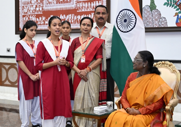 Students traveled to New Delhi and met President Draupadi Murmu, tying a Rakhi on her wrist