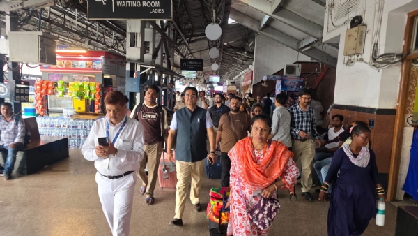 The railway staff see off the Maharashtra pilgrims who were rescued from Nepal and brought to Patna, as they depart from Patna in a special air-conditioned coach.