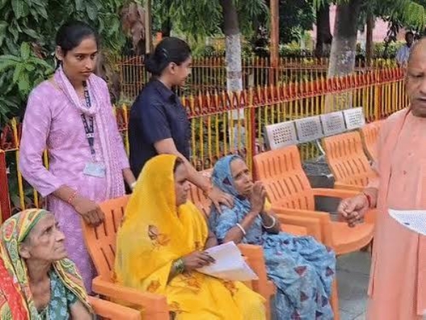Chief Minister Yogi Adityanath met people and listened to their problems in Janta Darshan Chief Minister Yogi Adityanath met people and listened to their problems in Janta Darshan