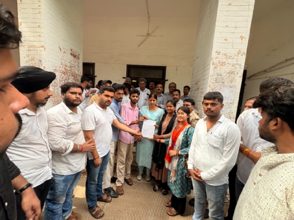 ABVP delegation submitted a memorandum addressed to the Vice-Chancellor