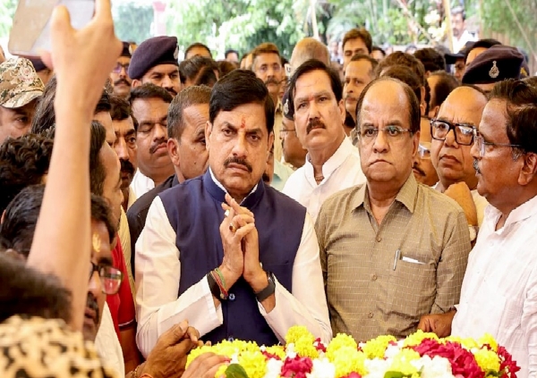 Chief Minister Dr. Mohan Yadav visited the residence of former Minister Shri Paras Chandra Jain in Ujjain and paid tribute by laying a floral wreath following his demise. Chief Minister Dr. Mohan Yadav visited the residence of former Minister Shri Paras Chandra Jain in Ujjain and paid tribute by laying a floral wreath following his demise.