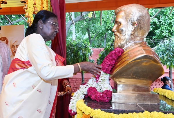 President Droupadi Murmu pays floral tributes to the statue of Utkalmani Gopabandhu Das on Monday. President Droupadi Murmu pays floral tributes to the statue of Utkalmani Gopabandhu Das on Monday.