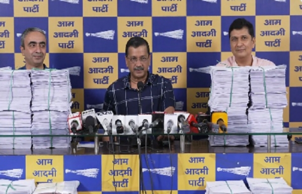 Arvind Kejriwal, Saurabh Bharadwaj, and Media Head Anurag Dhanda during a press conference with the signed letter. Arvind Kejriwal, Saurabh Bharadwaj, and Media Head Anurag Dhanda during a press conference with the signed letter.