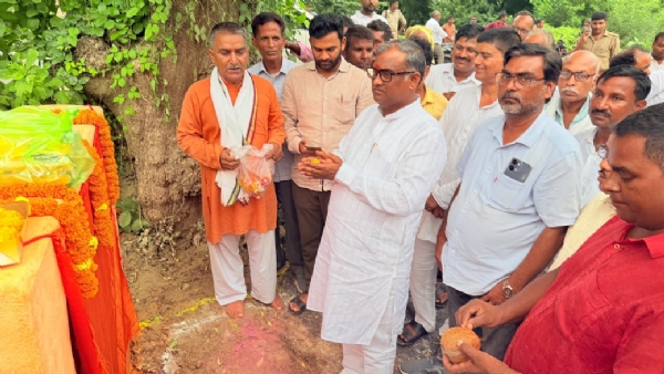 Girish Chandra Yadav, inaugurated seven connecting roads on Monday