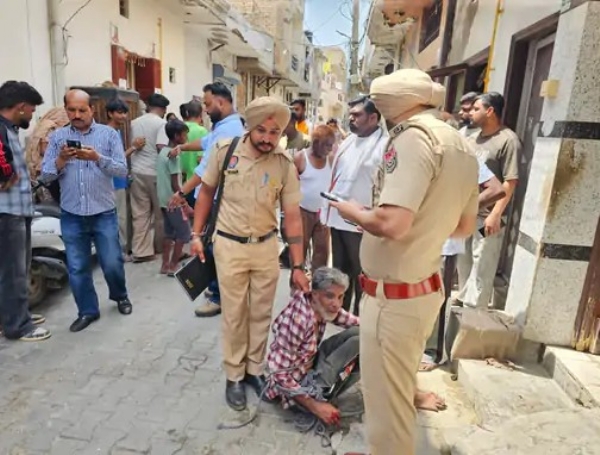 पुलिस हिरासत में आरोपी बेटे सुनील कुमार पुलिस हिरासत में आरोपी बेटे सुनील कुमार