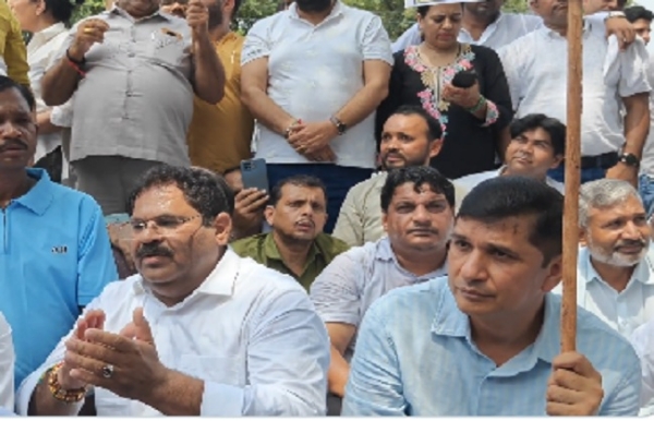 Representative ImageAAP MLAs and party workers staging a protest alongside Saurabh Bharadwaj.