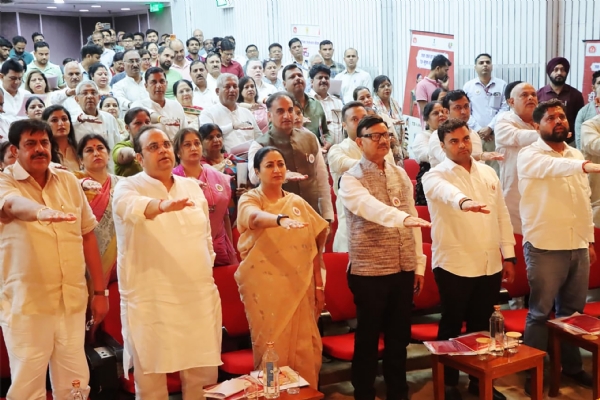 Delhi Chief Minister Rekha Gupta, along with public representatives, officials and participants, taking a collective pledge for a ‘Tuberculosis-Free India’ at an awareness workshop held at the Delhi Secretariat on Tuesday.