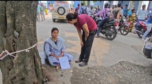 The woman sitting on protest in the hospital