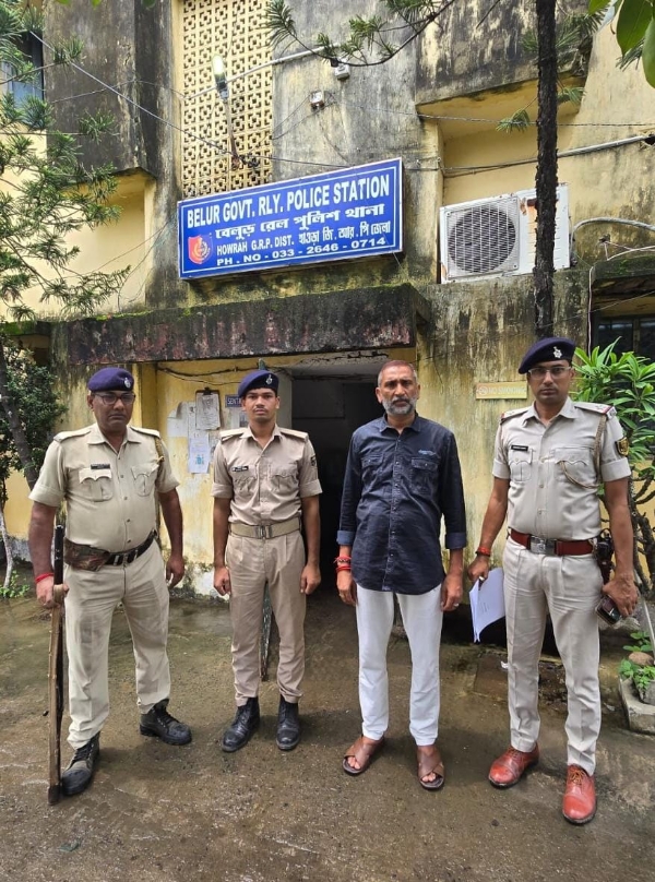 The accused with the police The accused with the police